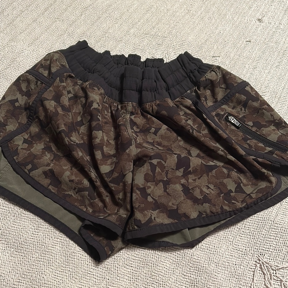 Camo Lululemon shorts, size 6 bitty hits 4 inch great condition
